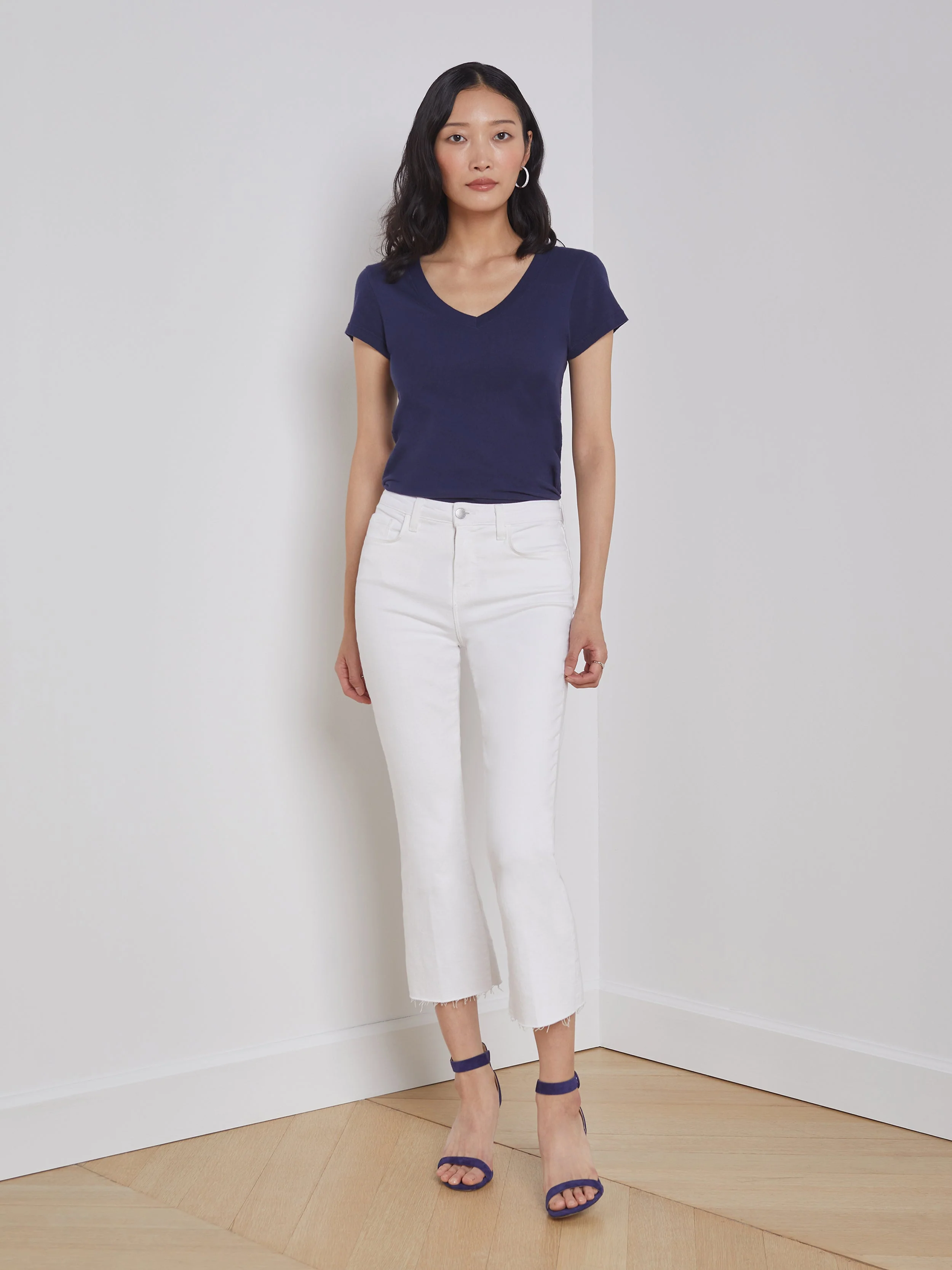 L'AGENCE - Becca Cotton V - Neck Tee - Image 4