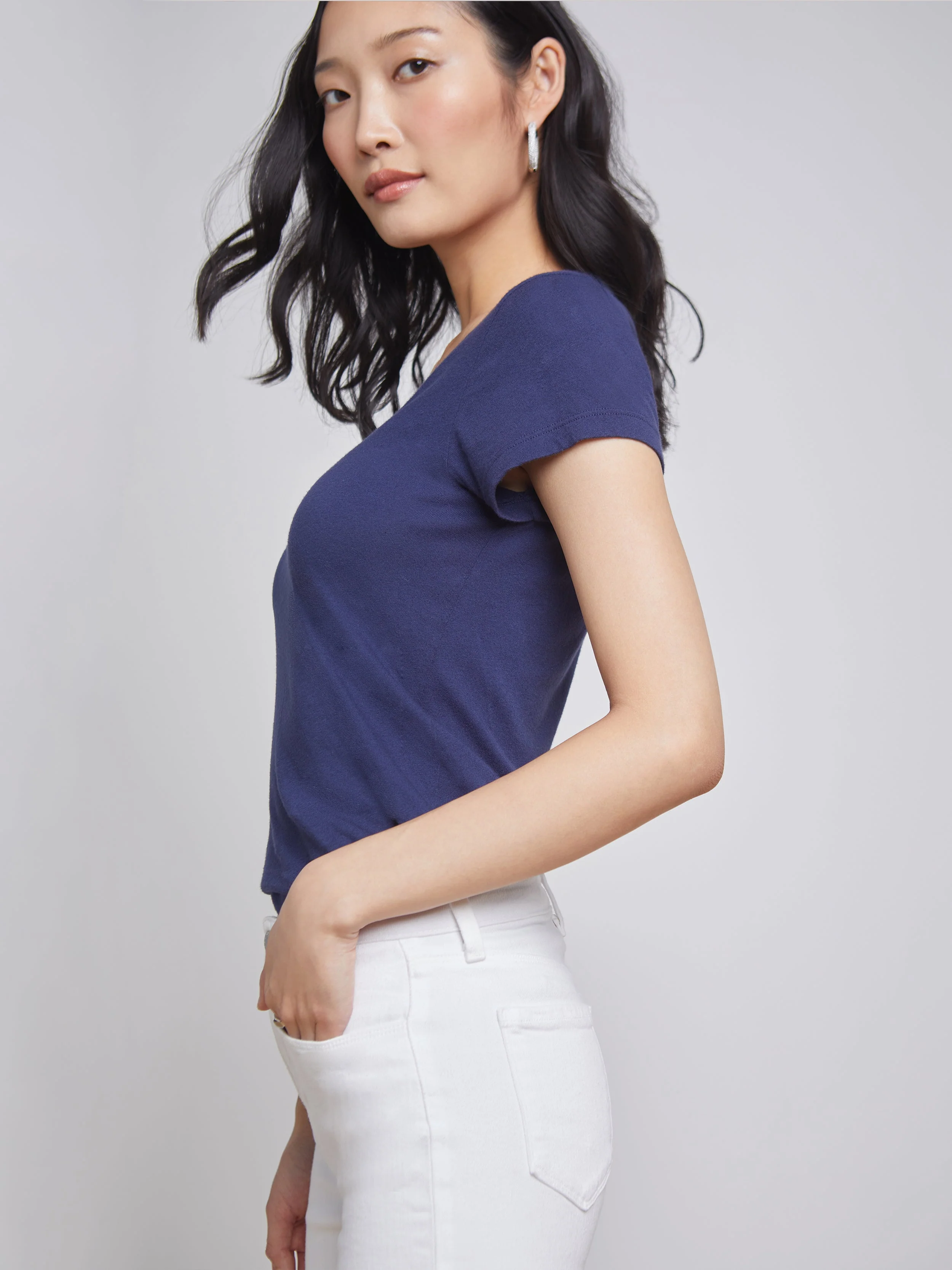 L'AGENCE - Becca Cotton V - Neck Tee - Image 7