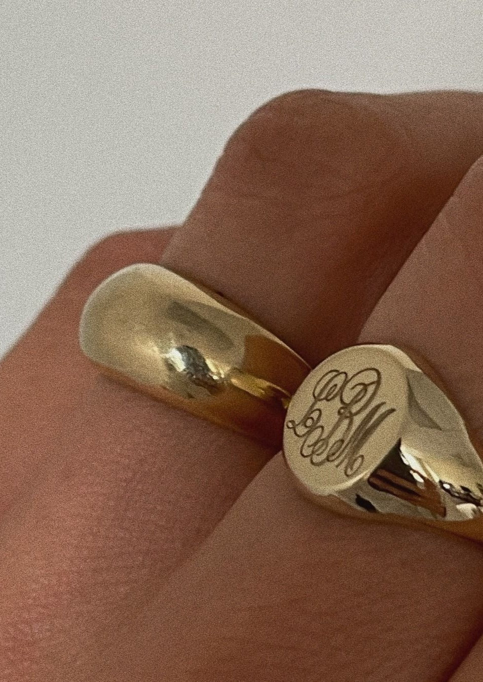 Kinn - Bold Classic Hollow Signet Ring - Image 4