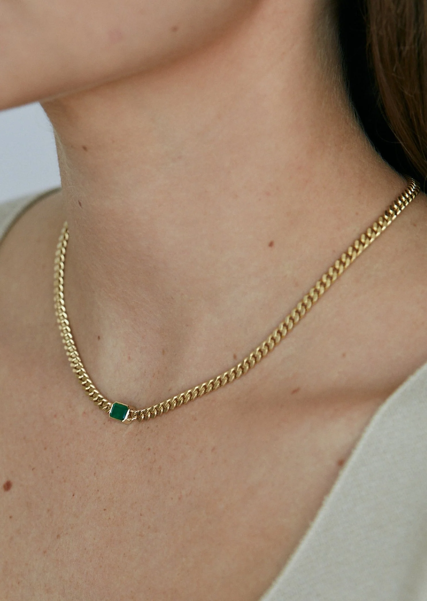 Kinn - Capri Curb Chain Necklace Emerald - Image 6