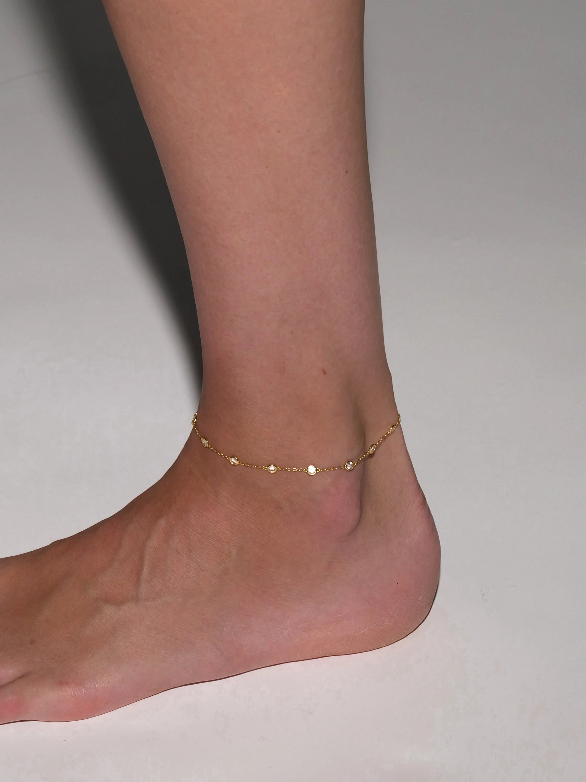 Dorsey - CLEMENCE, LAB WHITE SAPPHIRE ANKLET, GOLD - Image 2