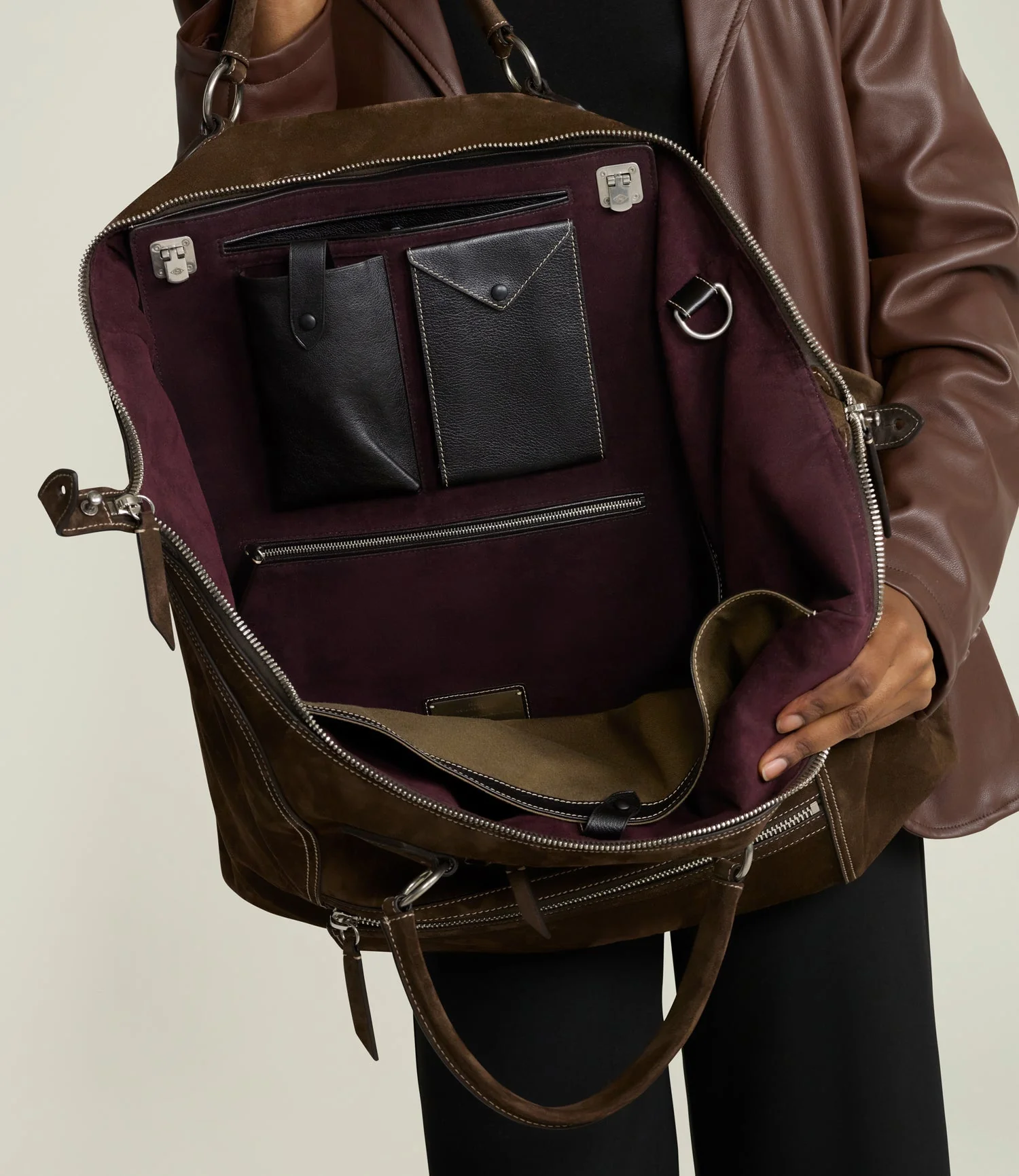 Metier - W INDIANA JONES™ Vagabond Duffle Chocolate Suede - Image 10