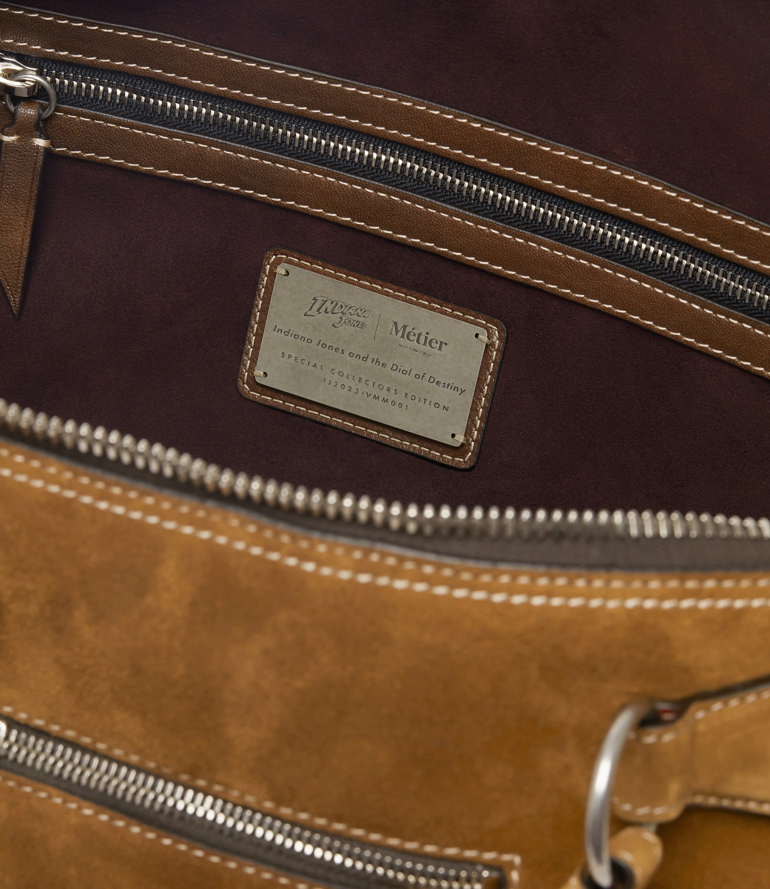 Metier - Main W INDIANA JONES™ Vagabond Messenger Marrakech Suede - Collector’s Edition - Image 6