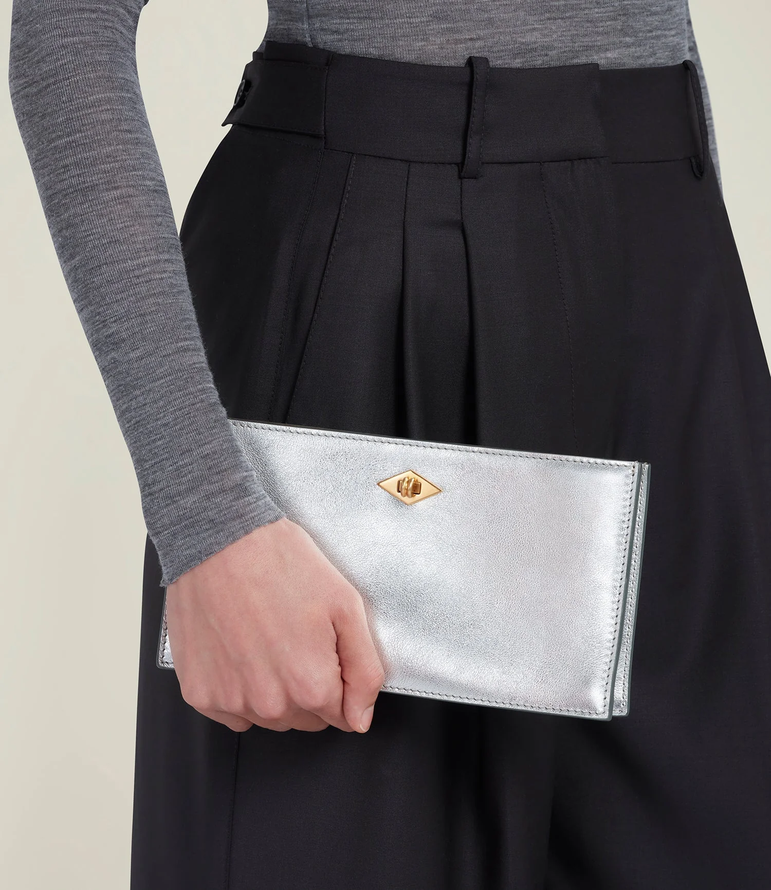 Metier - ISSIMO | Métier Ease Metallic Calfskin Silver - Image 4