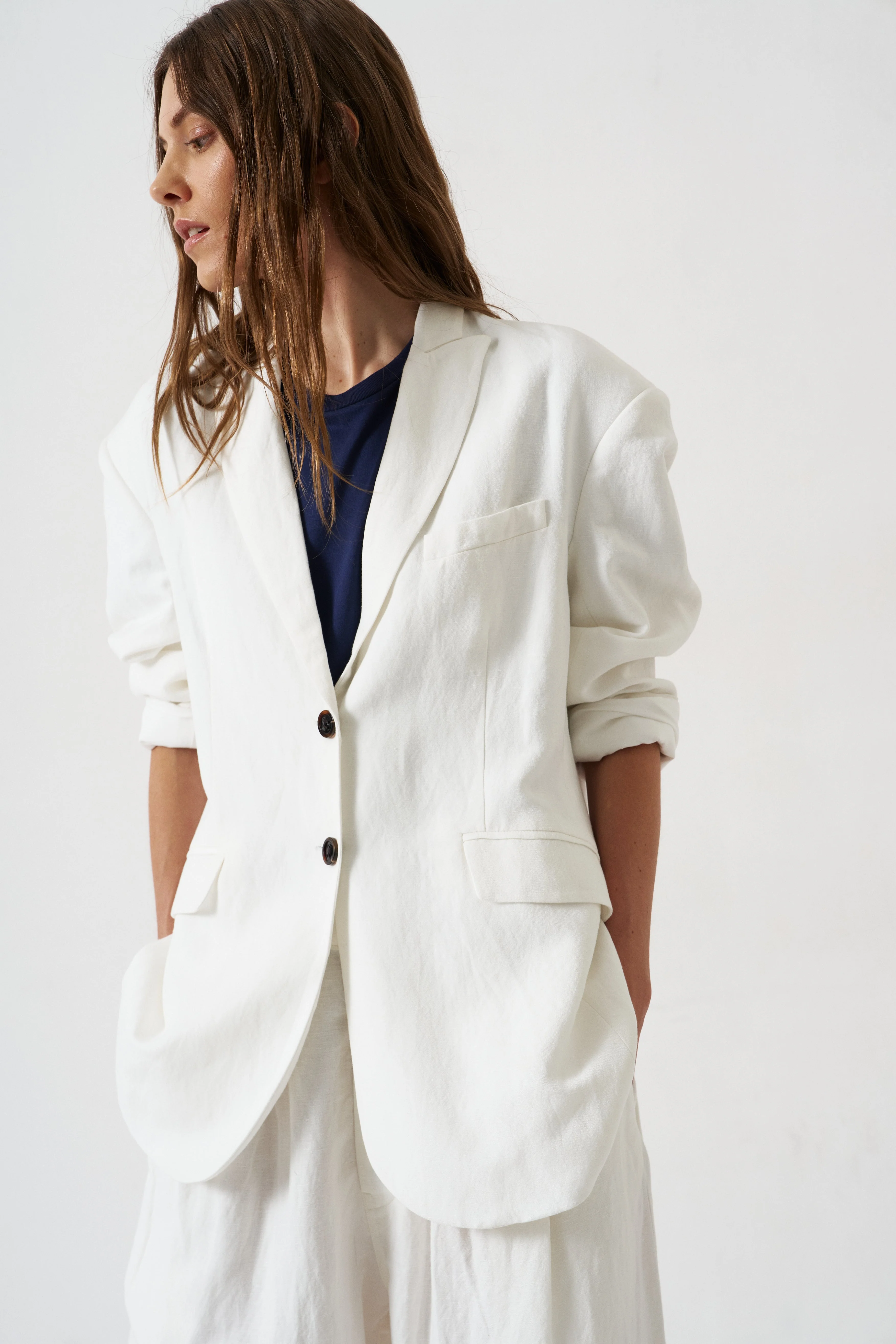 Jamie Haller - The Linen Oversized Blazer in White - Image 7