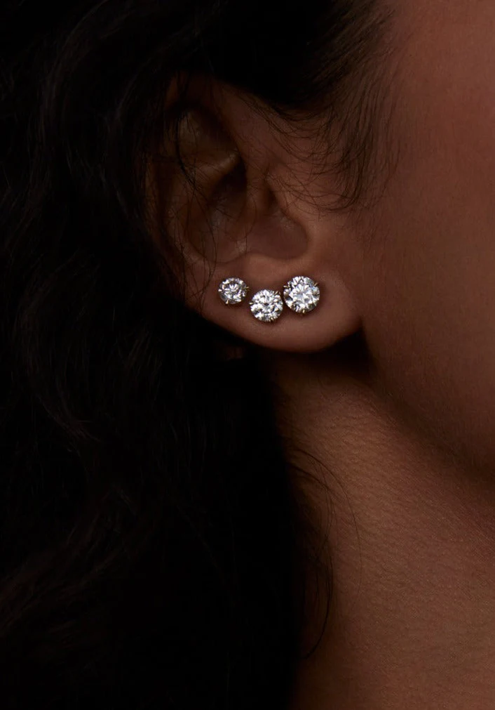 Kinn - June Round Stud Earrings Diamond - Image 4