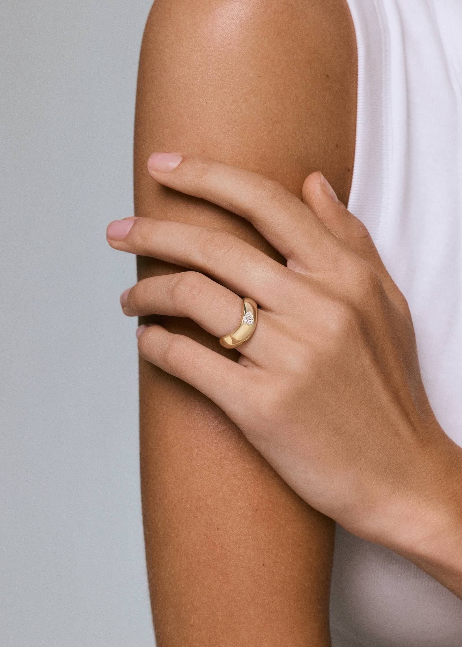 Kinn - Demi Curve Band Ring - Image 2