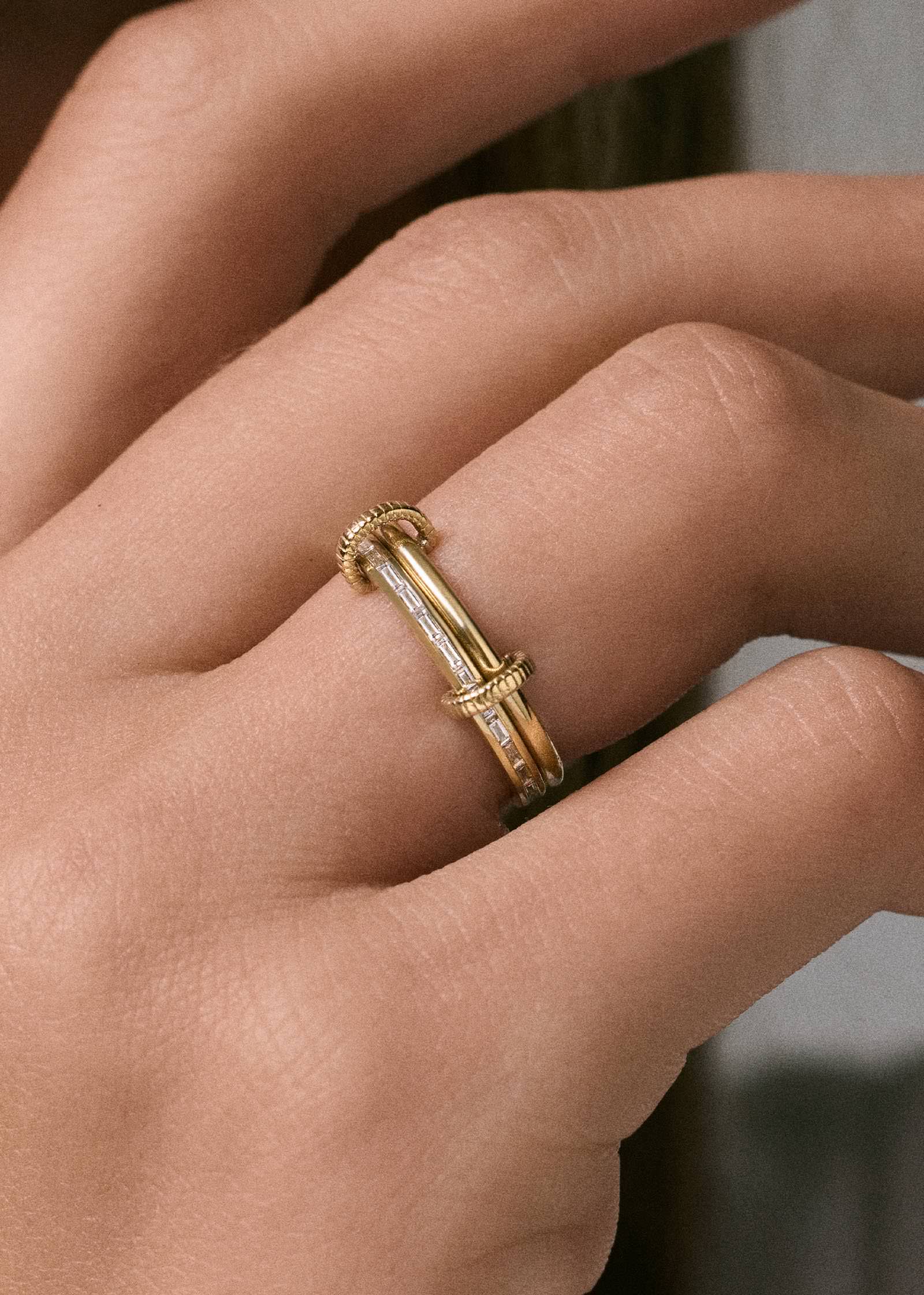 Kinn - Donna Linked Baguette Band Ring - Image 2