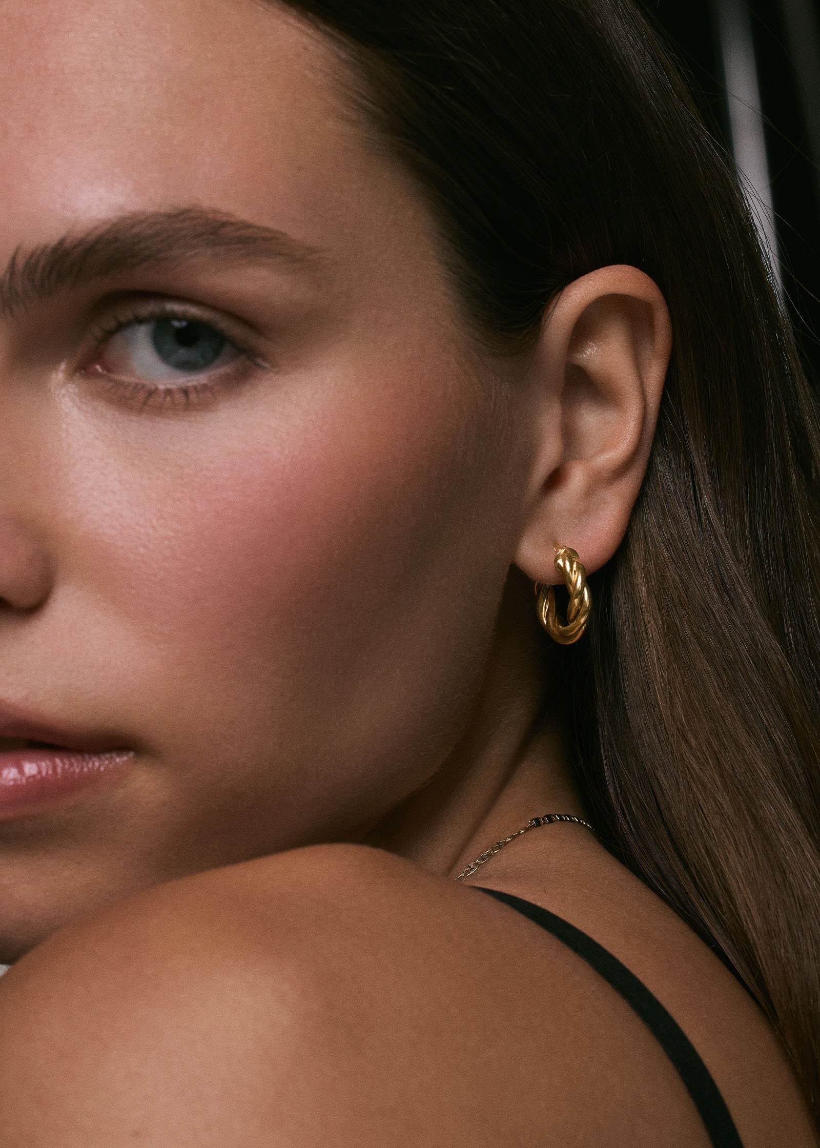 Kinn - Petite Taylor Twist Hoop Earrings - Image 3