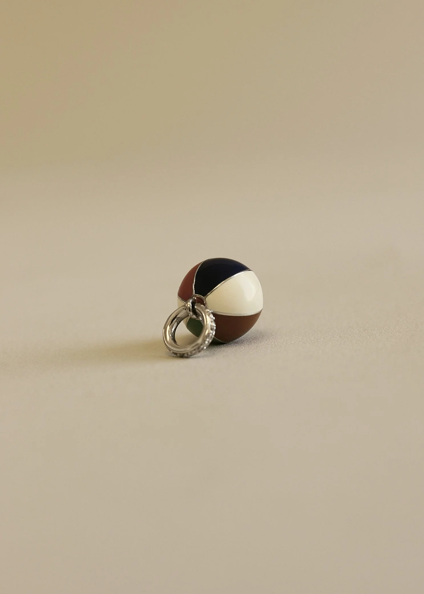 Kinn - Vintage Aaron Basha Beach Ball Pendant 18K - Image 3
