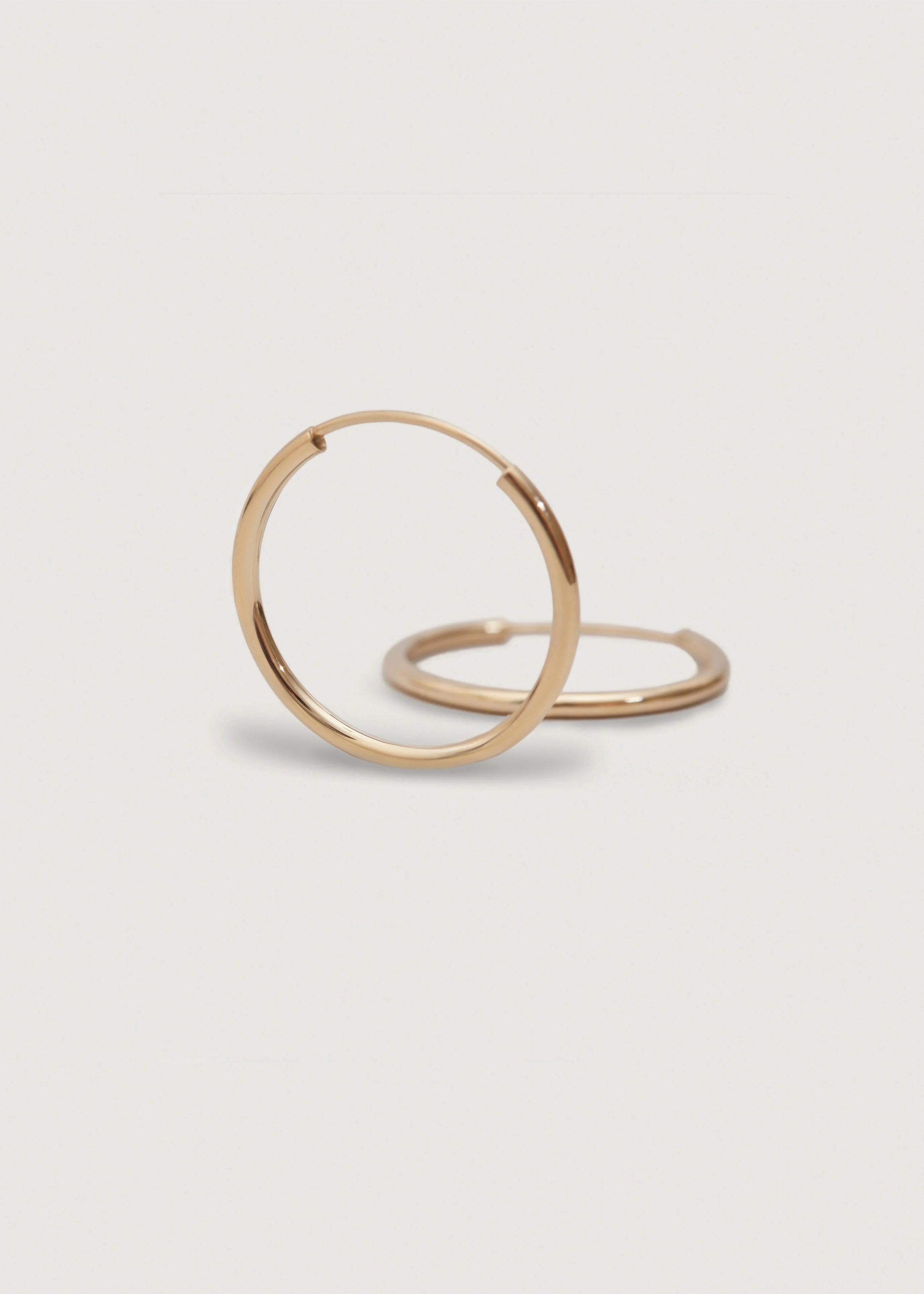 Kinn - Lightweight Hoop Earrings Medium - Image 3
