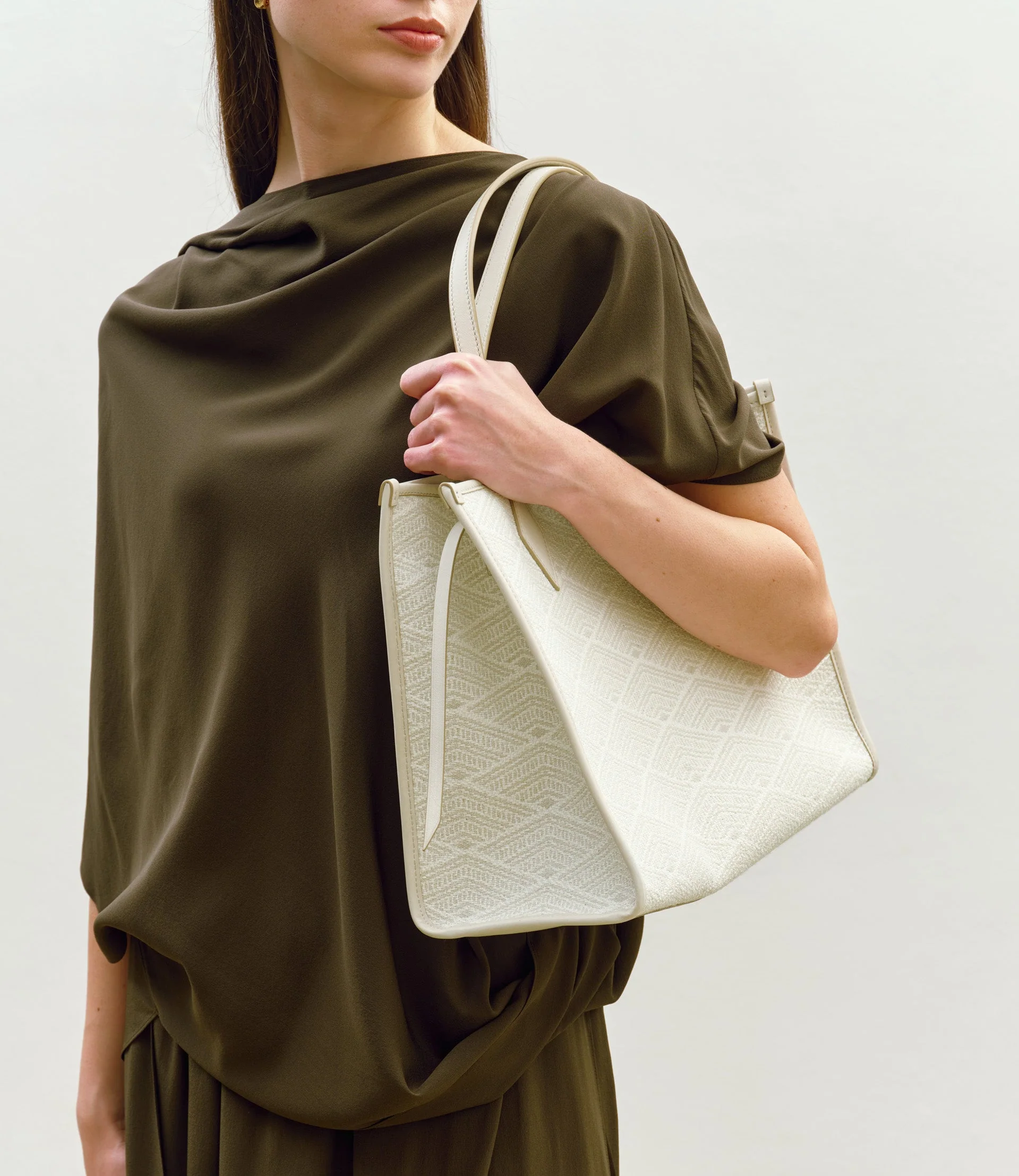 Metier - Chameleon 34 Oversized Diamond Jacquard Grey with Bianco - Image 4