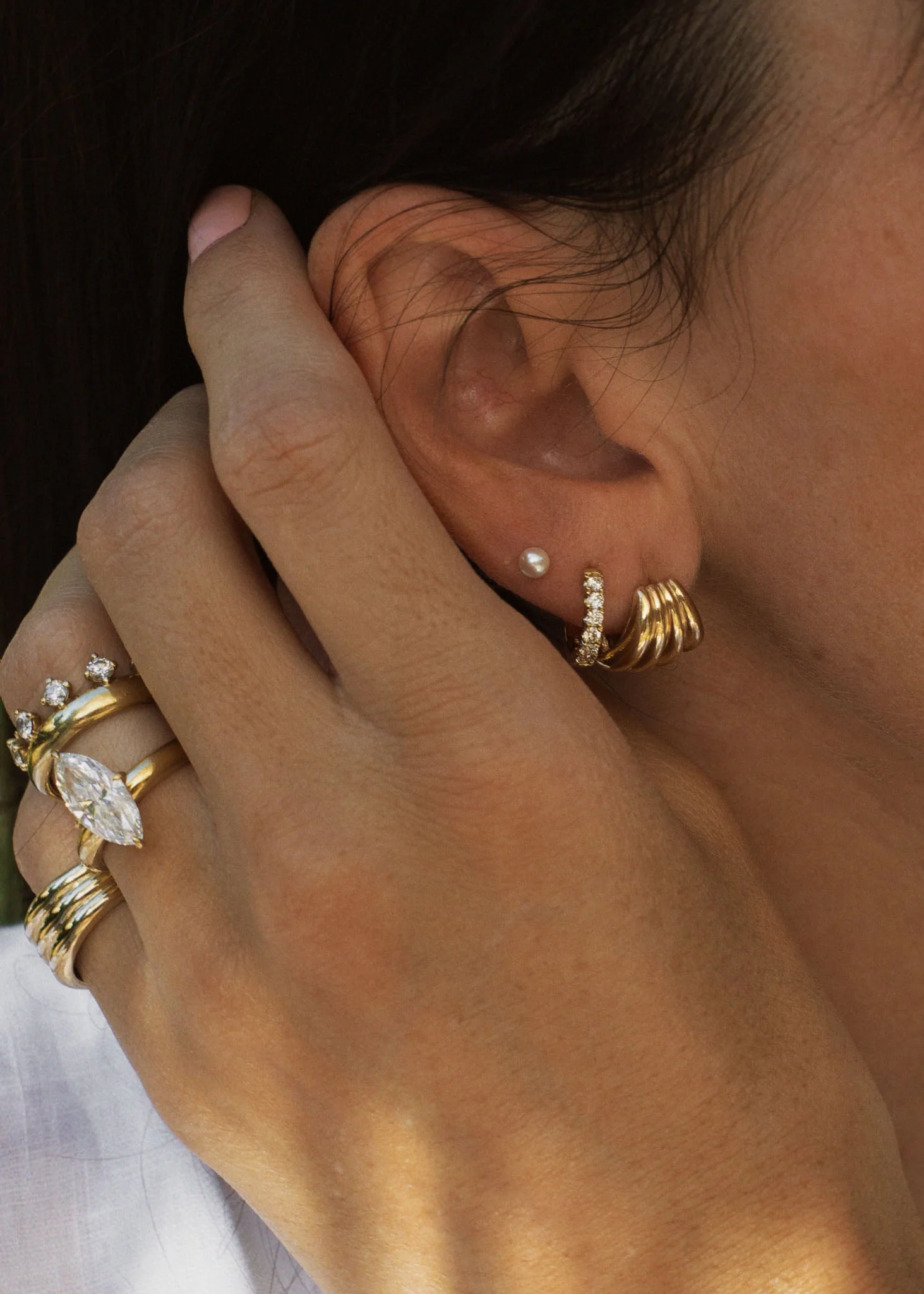 Kinn - Pearl Stud Earrings - Image 2