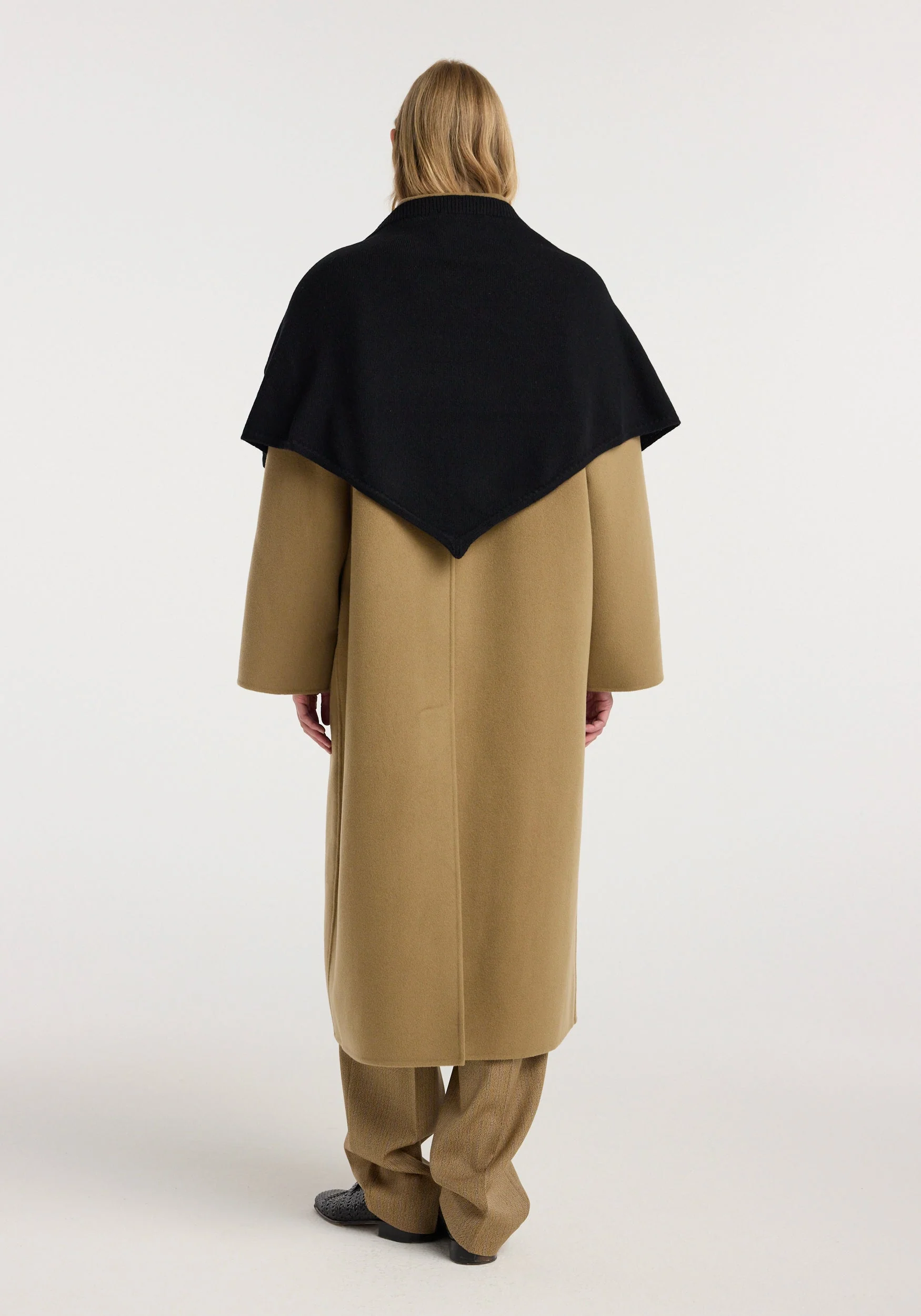 ROHE - Large knitted triangle scarf | black - Image 2