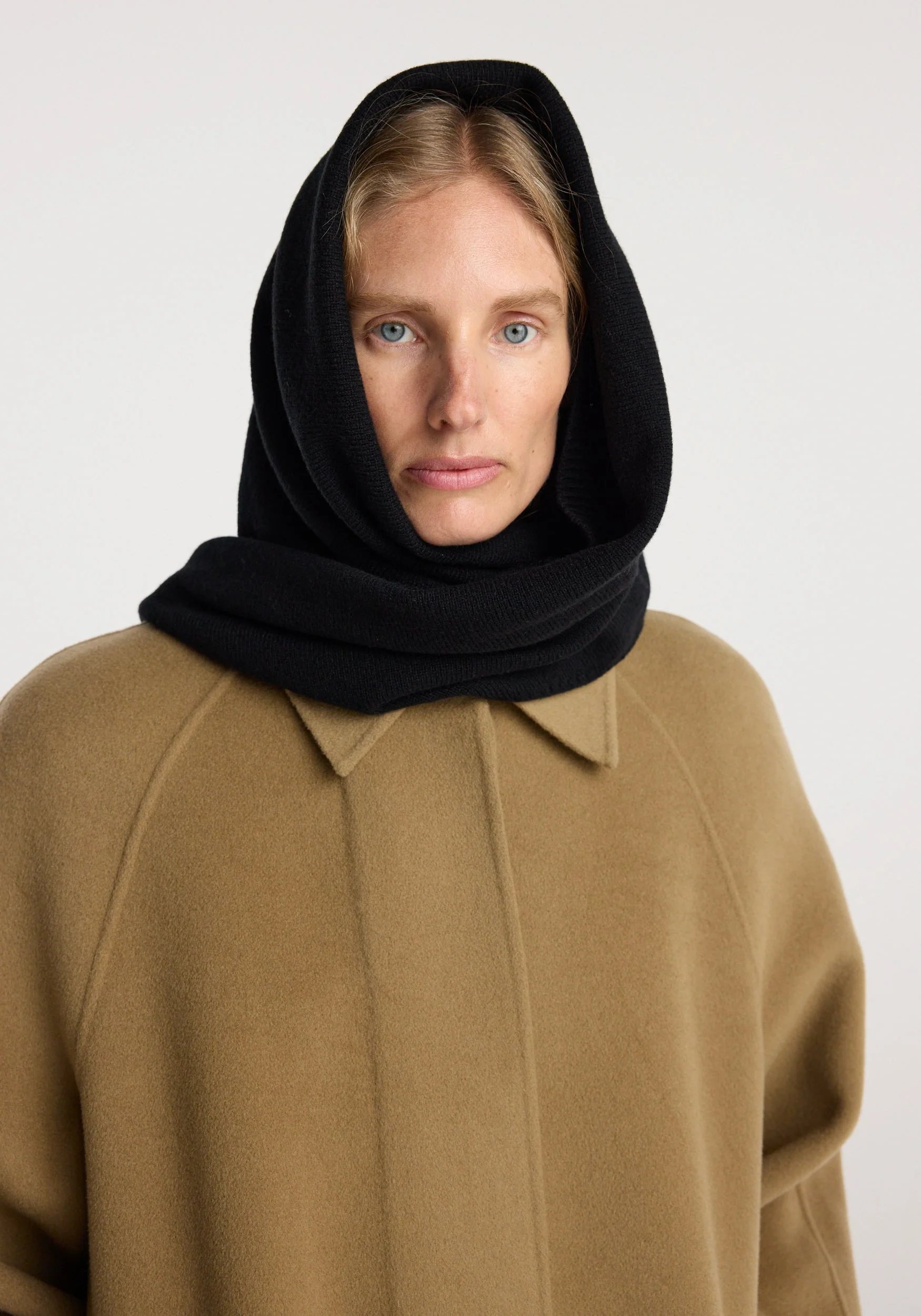 ROHE - Large knitted triangle scarf | black - Image 4