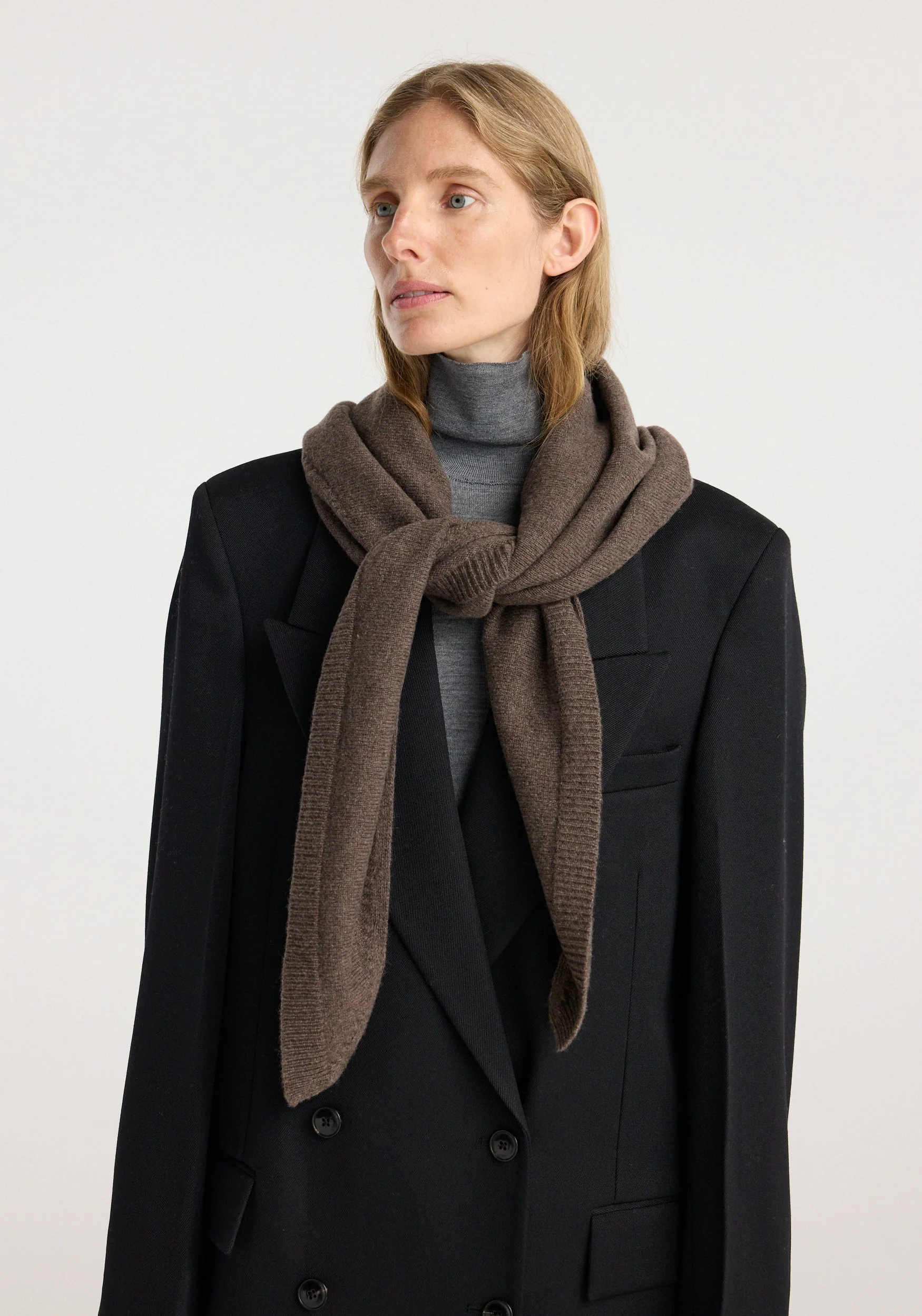 ROHE - Large knitted triangle scarf | taupe melange - Image 5