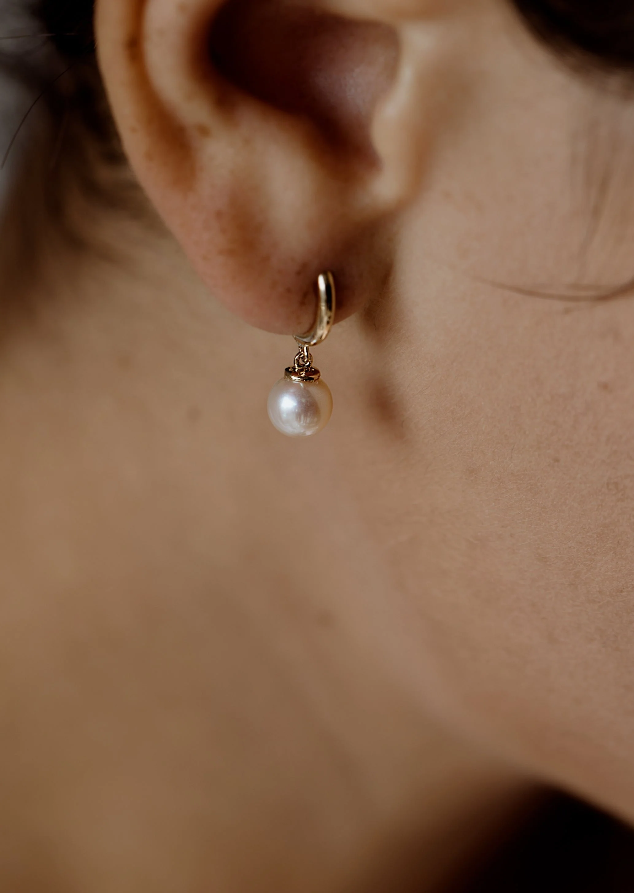 Kinn - Round Pearl Huggie Earrings - Image 5