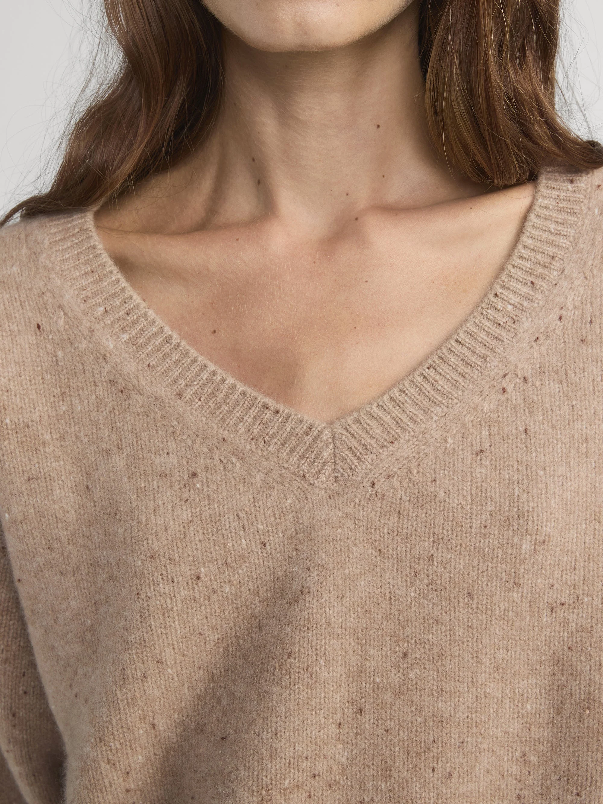 FRAME - The Cashmere Brushed V Sweater - Image 4