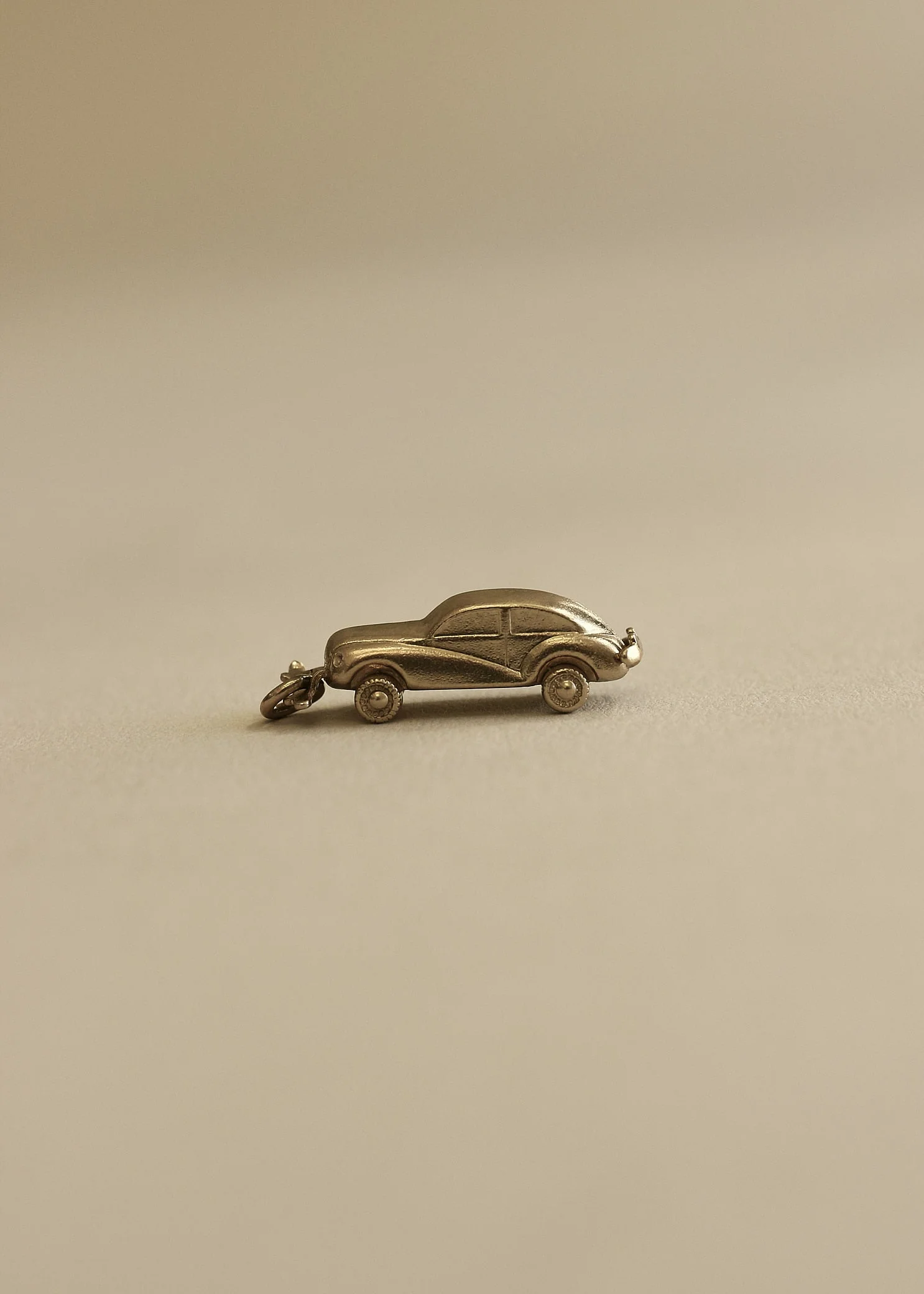 Kinn - Vintage Car Pendant