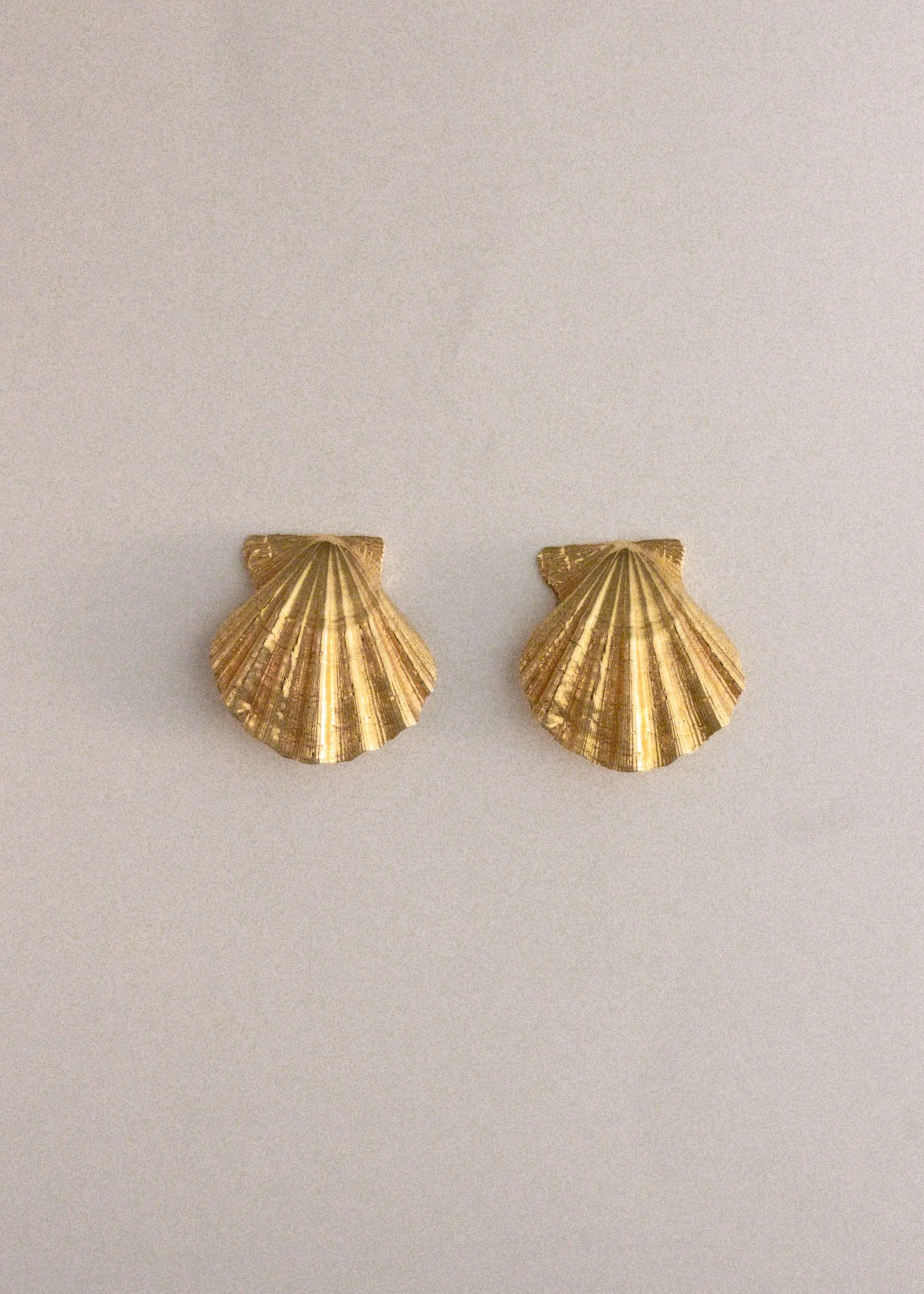 Kinn - Vintage Clip On Shell Earrings