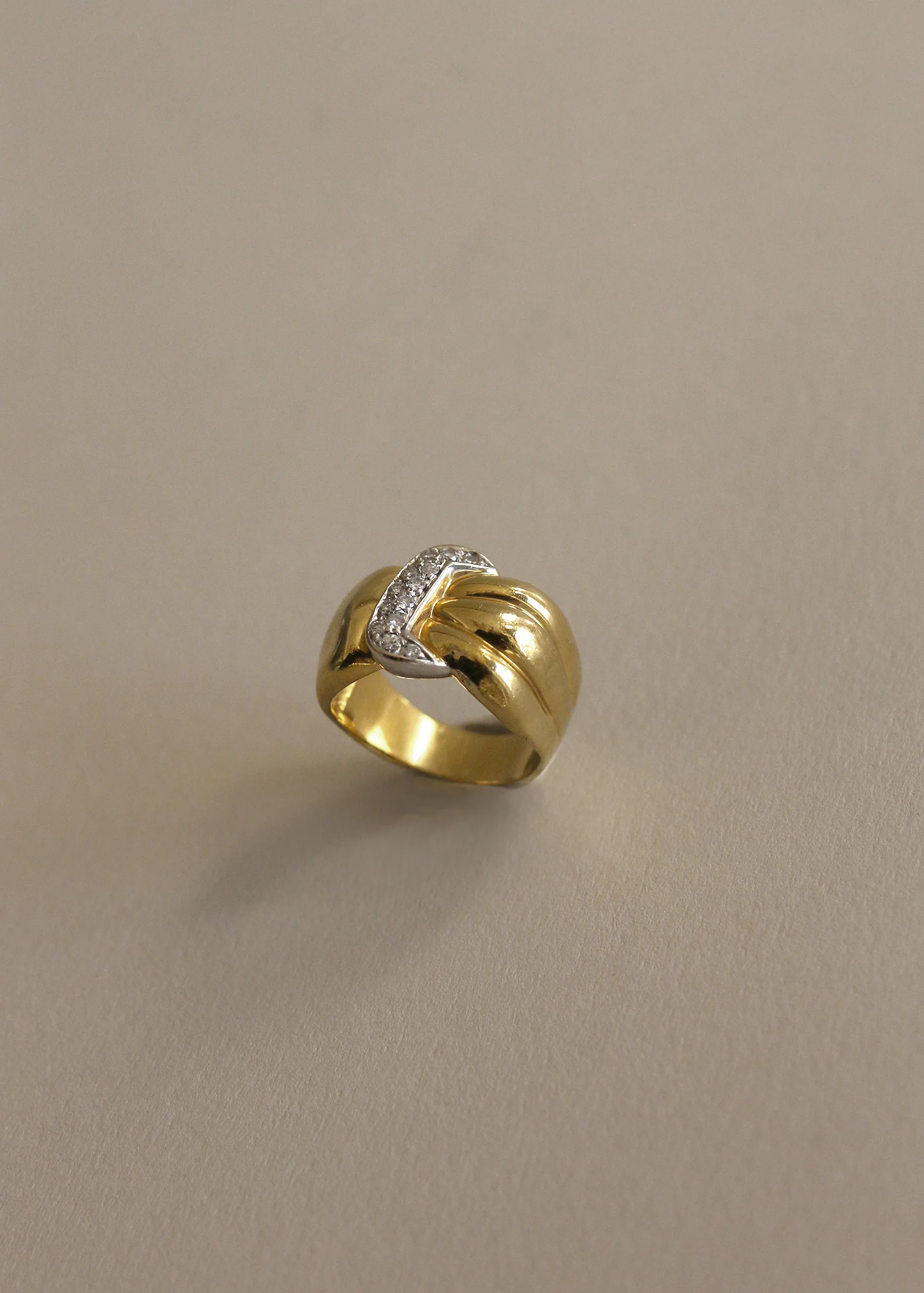 Kinn - Vintage Pavé Buckle 18k Diamond Ring - Image 3