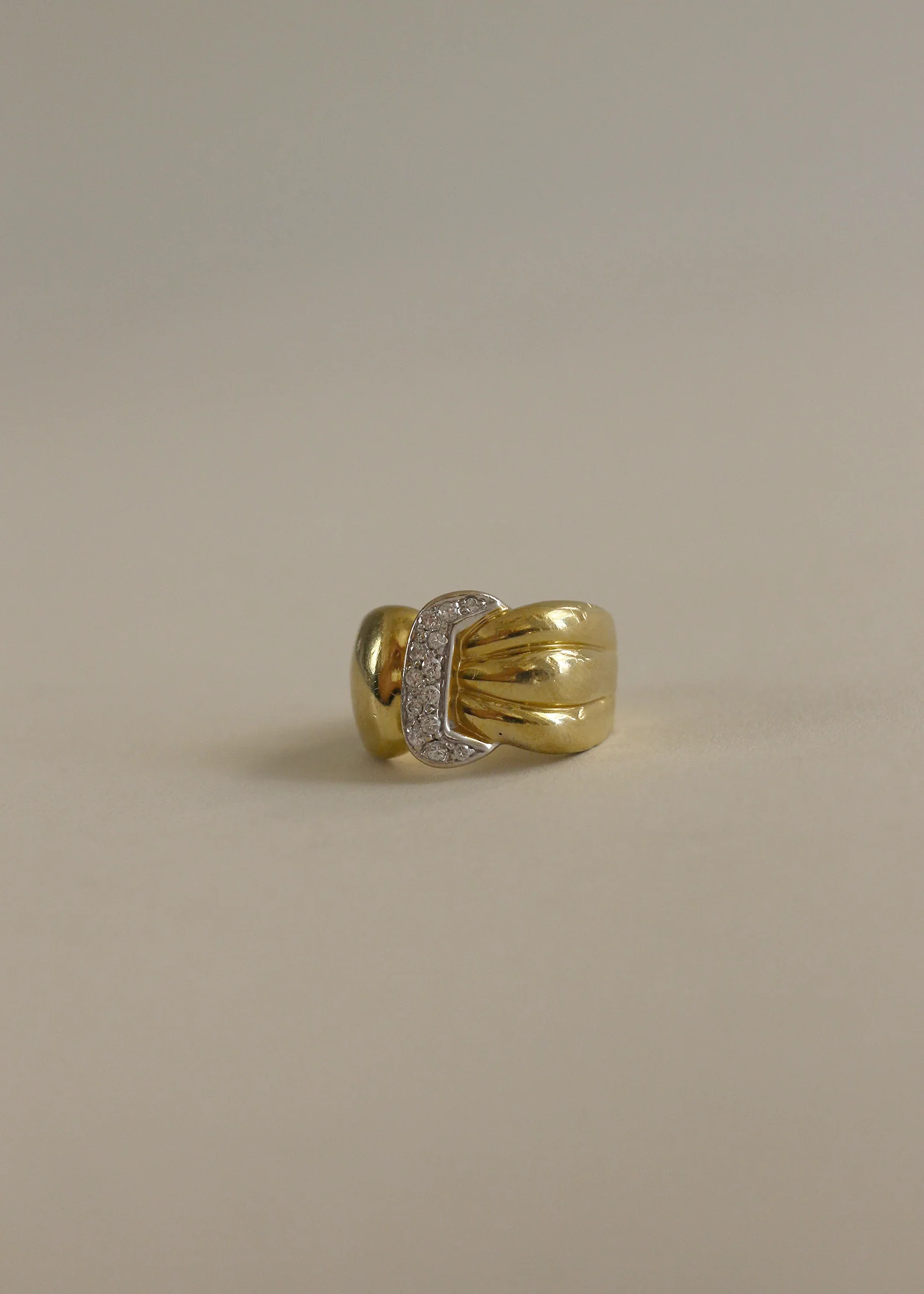 Kinn - Vintage Pavé Buckle 18k Diamond Ring - Image 4